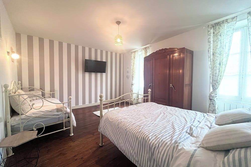 Centrally located in a beautiful town, private garden & parking in Le Dorat, Région de Bellac