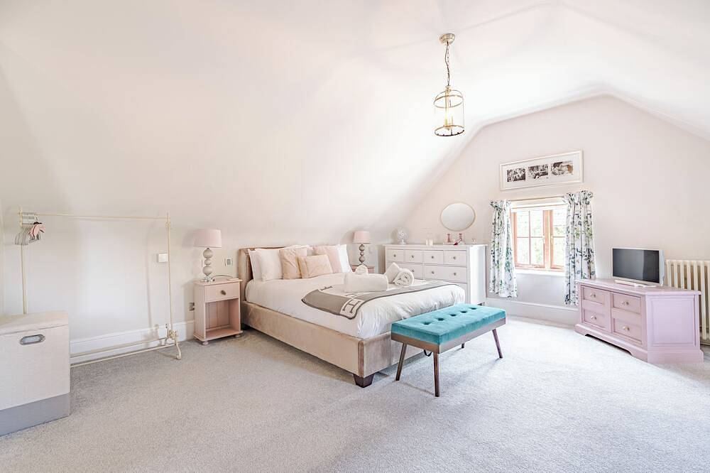 Newly Refurbished Coach house, private garden, Hot Tub, Games rm, Lake, sleeps 8 in Dorset