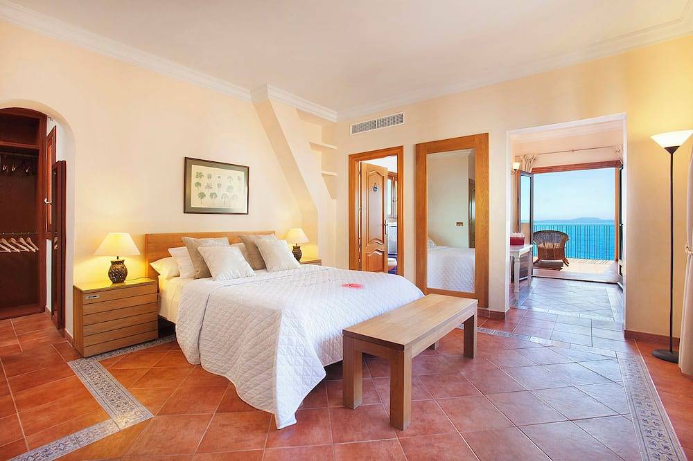 On the sea front with a pool and jacuzzi — Casa Juan Carlos in West Majorca