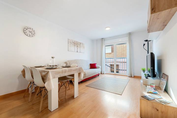 Apartamento entero, Apartamento 'Canana De Vega' con balcón, Wi-Fi y aire acondicionado in Flix, Tierras del Ebro