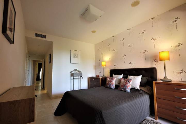 Ganze Wohnung, Apartment mit Garten auf Wohnanlage (Villa Padierna) Golf- & Meerblick in Royal Flamingos Golf Resort, Benahavís