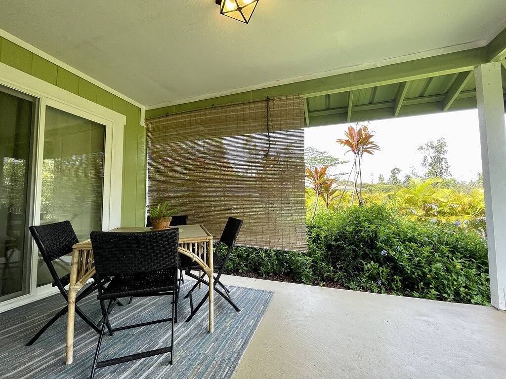 Jungle Bungalow - A lovely space to stay for island fun! in Hawaiian Paradise Park, East Puna
