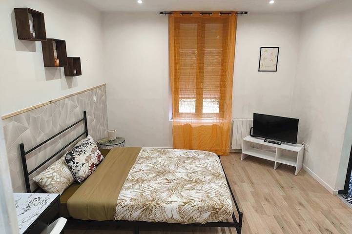 Geheel appartement, Ground-Floor 1-Bed for 2 · Free Private Parking in Charleville-Mézières, Ardennen