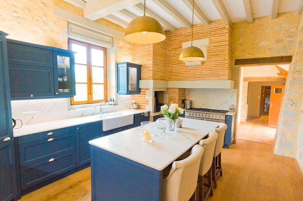Chateau Trieux - Five Bedroom Castle, Sleeps 10 in Villeneuve-sur-Lot, Villeneuve-sur-Lot region