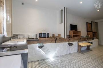 Gîte pour 2 personnes, avec terrasse dans Ayn