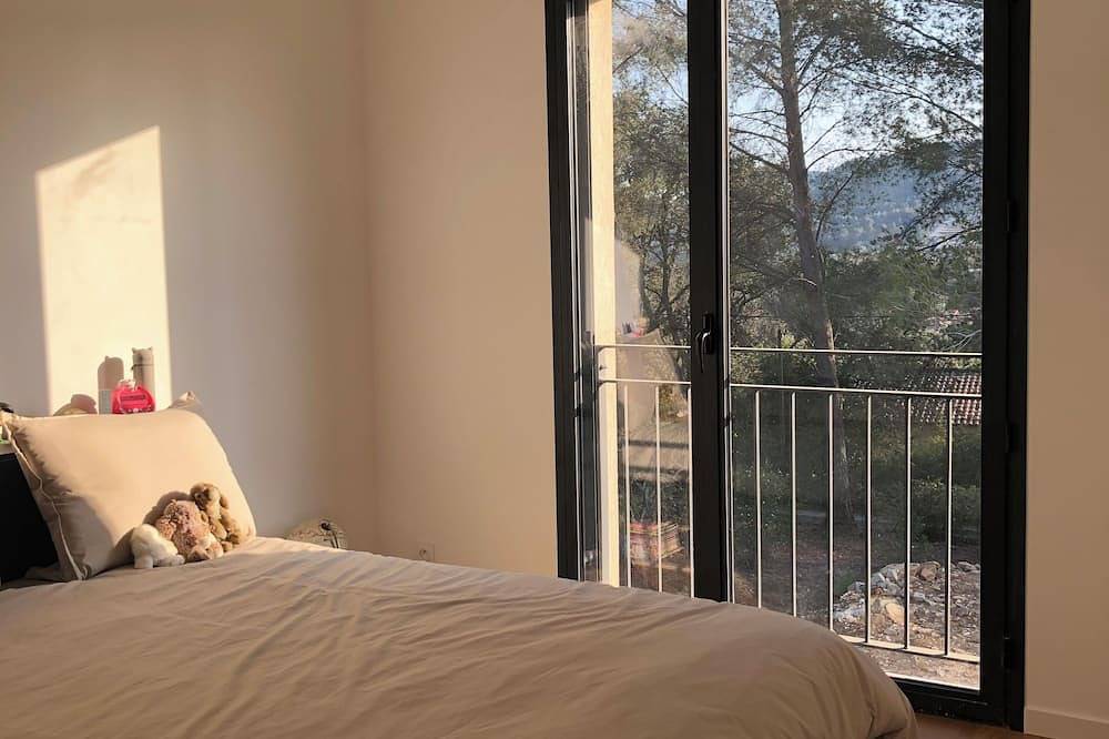 Le Beausset contemporary villa 140 m2 in the countryside with swimming pool. Beaches 8km away. in Le Beausset, Toulon Region