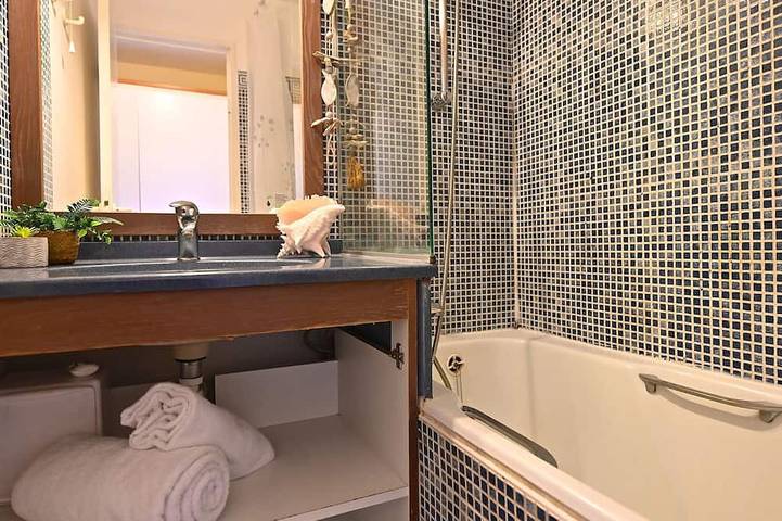 Gîte pour 4 personnes, avec jardin et bassin pour enfant ainsi que terrasse et piscine, animaux acceptés dans Golf De Cap Esterel - 4