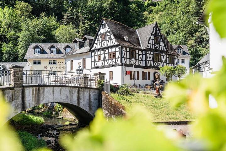 Hotel für 2 Personen, mit Terrasse und Whirlpool in Höhr-Grenzhausen