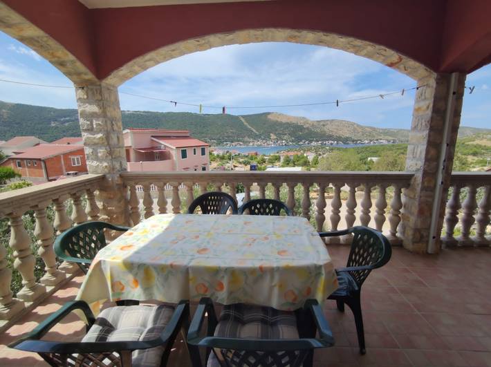 Ganze Wohnung, 2-Zimmer-Ferienwohnung mit Terrasse und Meerblick Grebastica, Sibenik A-24934-d in Zaboric, Šibenik-Knin