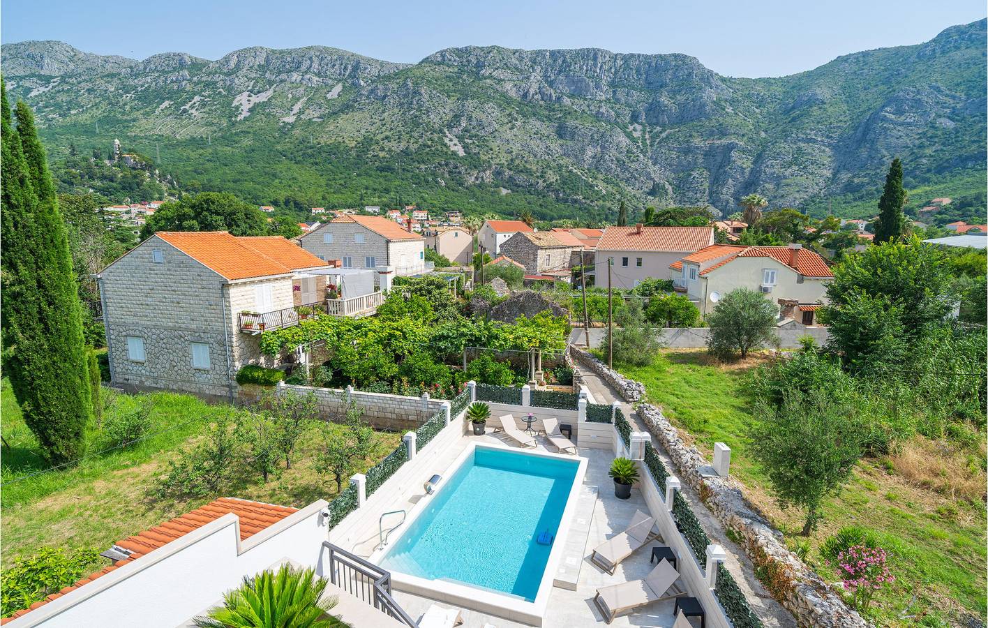 Entire holiday apartment, Modern 2-Bed Apartment with Pool, Near Coast & City Center in Komolac, Grad Dubrovnik