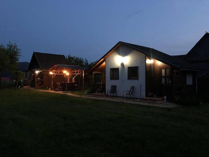 Location de vacances pour 6 personnes, avec vue et piscine ainsi que terrasse et jardin dans Mureș
