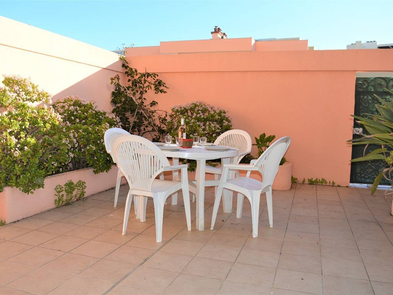 Entire apartment, Air-conditioned studio with terrace and garage - Sleeps 4 in Le Lavandou, Toulon region