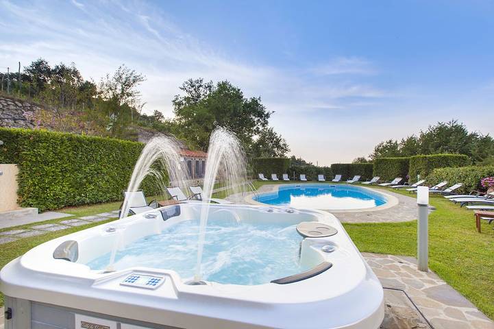 Villa per 22 persone, con idromassaggio e giardino nonché balcone in Sant'Agnello