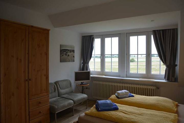 Ganze Wohnung, Kleine helle Ferienwohnung mit Blick auf die Mühle in Nordfriesische Inseln (Schleswig-Holstein) (Schleswig-Holstein), Nebel