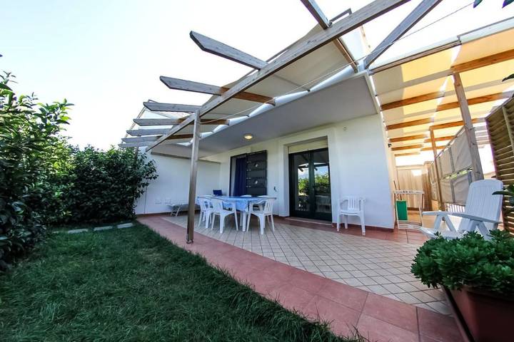 Casa vacanza per 5 persone, con giardino e panorama, con animali domestici in Marina di Mancaversa