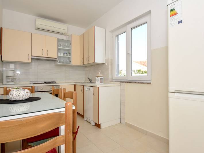 Ferienhaus für 12 Personen, mit Terrasse in Sukosan - 2