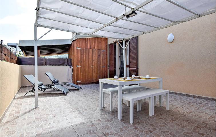 190 sq. ft. apt 2km to beach w/ AC, parking, terrace & kitchen in Custonaci, Provincia de Trapani
