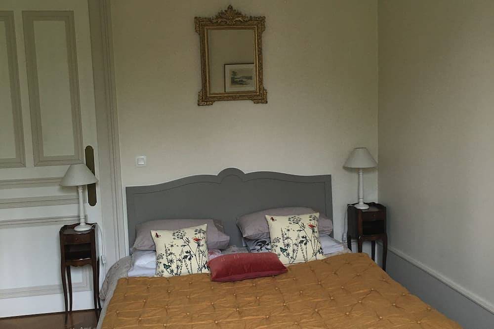Appartement entier, Ravissant F1 bis dans Palace, vue verdoyante, parking, balcon, prox Thermes in Aix-les-Bains, Région de Chambéry