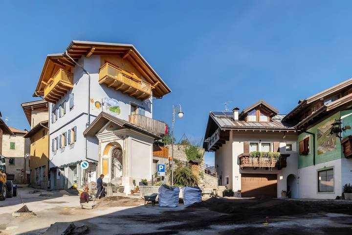 Entire apartment, Room 'Meridiana' with Mountain View and Wi-Fi in Roncone, Sella Giudicarie