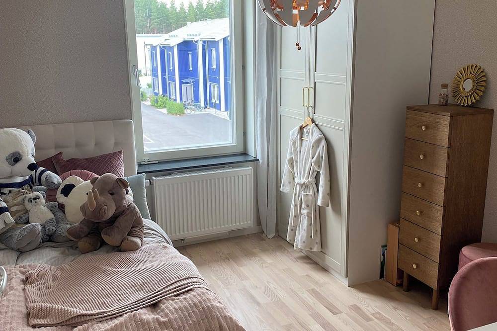 Nybyggt radhus med tomt, veranda och carport. Nära Sthlm city, sjöar och skog. in Nacka, Schwedische Ostsee