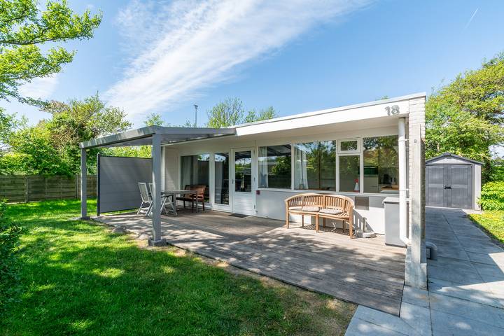 Bungalow voor 4 personen, met terras en balkon/terras in Callantsoog