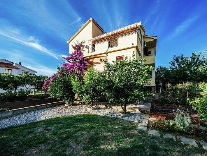 Ferienwohnung für 3 Personen, mit Balkon und Garten in Biograd na Moru