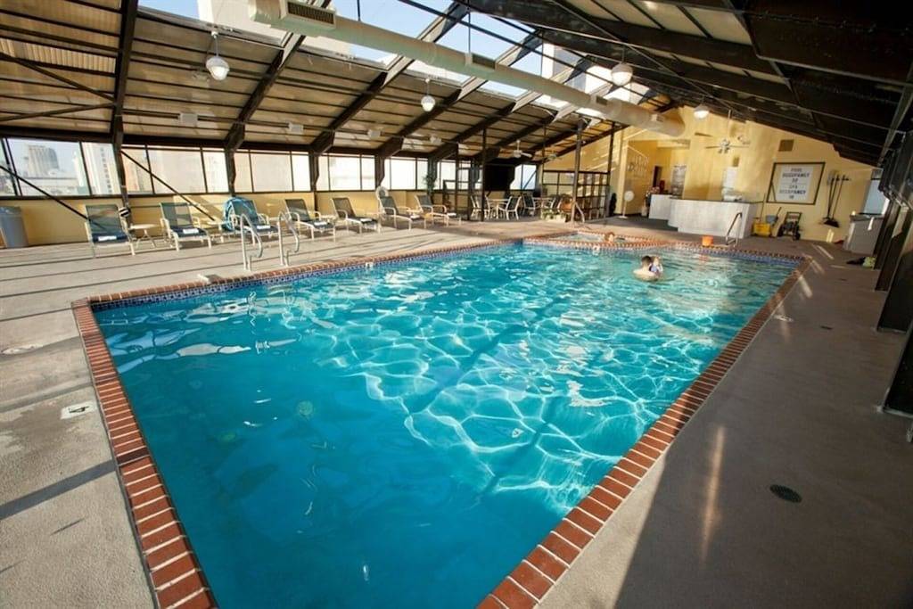 Ocean Sands Resort mit einem schönen Balkon am Meer in Virginia Beach