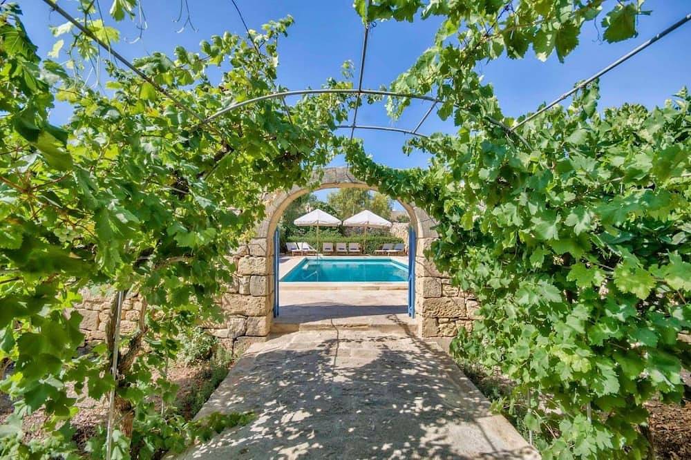 Luxe Grand 18e eeuwse boerderij in grote volgroeide tuinen in Kercem, Gozo