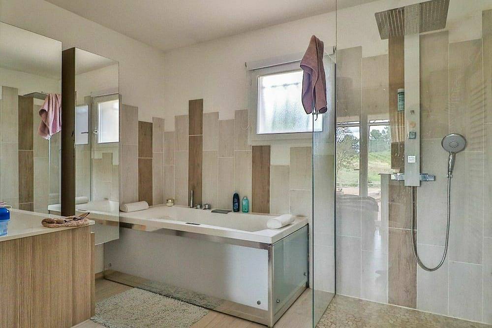 Estupenda casa de vacaciones privada para 6 personas con piscina privada, A/C, Wifi, Tv y terraza in Thézan-lès-Béziers, Region de Béziers