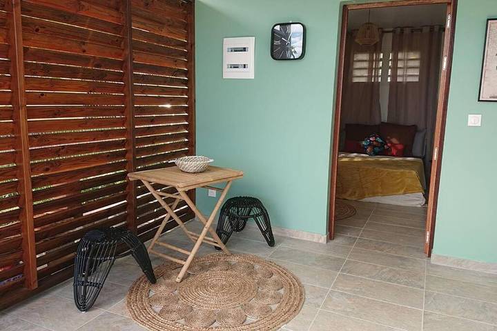 Location de vacances pour 2 personnes, avec vue ainsi que jardin et piscine, animaux acceptés dans Anse Mabouyas - 3