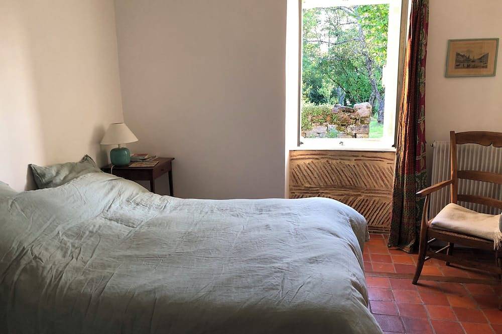 Maison chaleureuse dans joli village bourguignon, grand jardin un peu romantique in Thoste, Région de Montbard