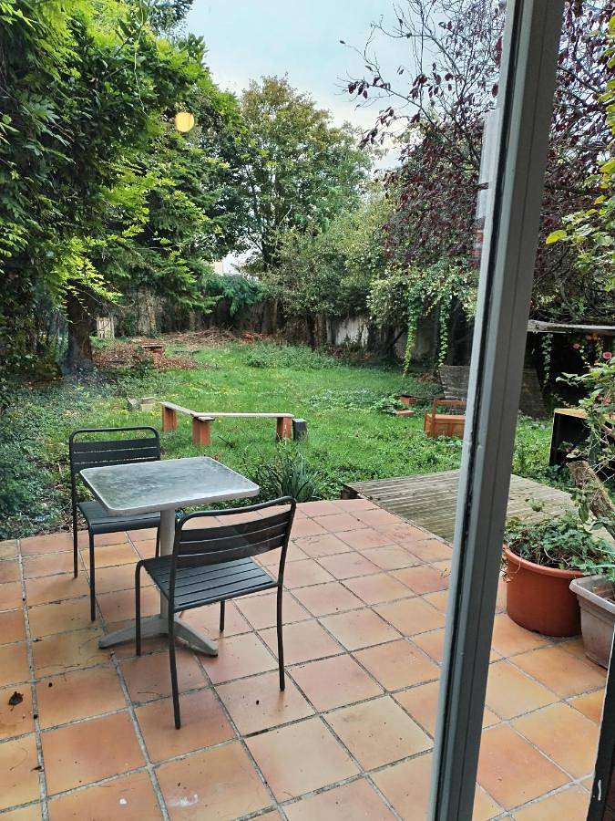 Location de vacances pour 3 personnes, avec jardin ainsi que terrasse et vue à Romainville