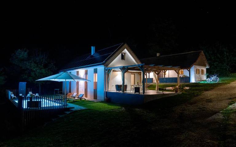 Ferienpark für 4 Personen, mit Balkon und Terrasse sowie Whirlpool und Garten in Slowenien