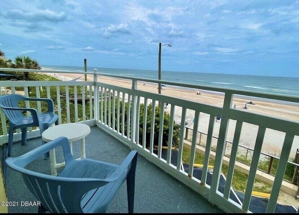 Ganze Wohnung, Oceanfront Studio - “also can’t get closer to the beach” View, comfy and clean! in Ormond Beach, Florida