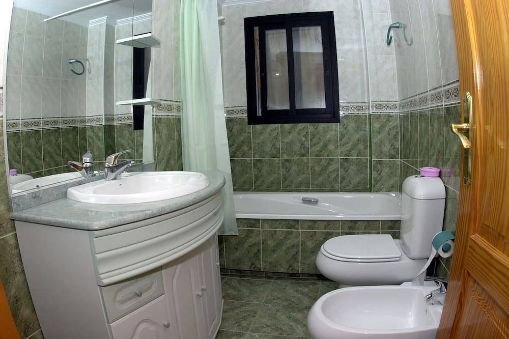 Benalmadena Villa Apartment,close to beach, nice private pool Internet/Wifi in La Capellania, Benalmádena