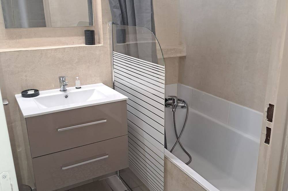 Entire apartment, Charming Studio at the foot of the Cevennes:Ideal location in Alès. in Alès, Cévennes