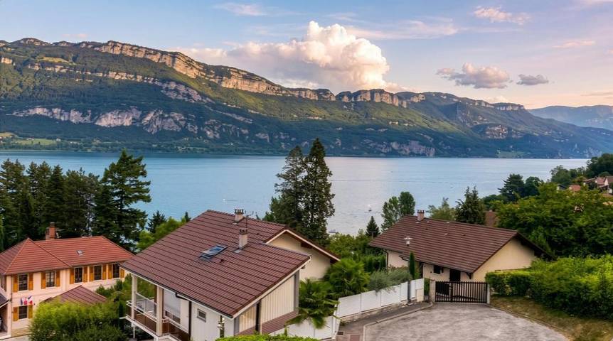 Villa pour 4 personnes, avec Balcon et Terrasse ainsi que Jardin et Vue sur le lac