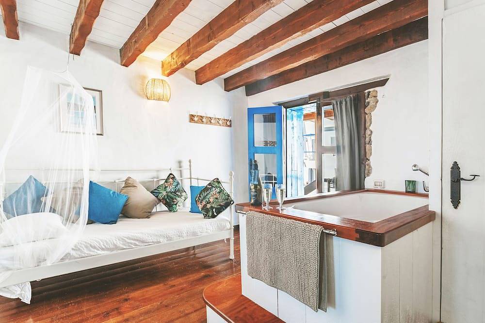 Eco Fishermans Cottage directly by the sea, quiet harbor/sandy beach, in Arrieta, Haría