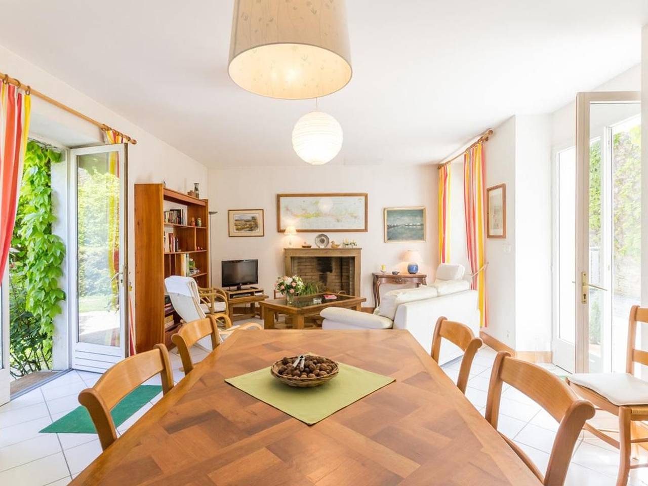 Helles Haus nahe Beaune mit blühendem Garten in Bligny-lès-Beaune, Beaune und Umgebung