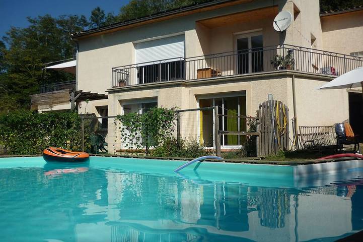 Gîte pour 6 personnes, avec Terrasse ainsi que Jardin et Piscine à Arnave