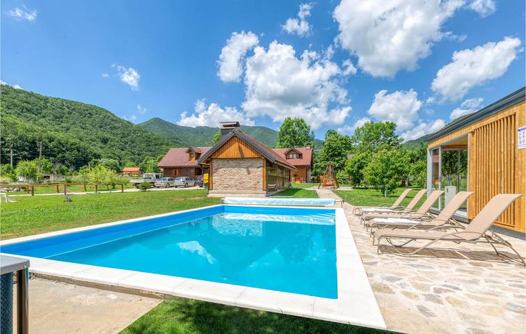 Geräumige Ferienwohnung mit Pool, Grill und WLAN in der Nähe des Flusses Rakovac in Gospitsch, Lika-Senj