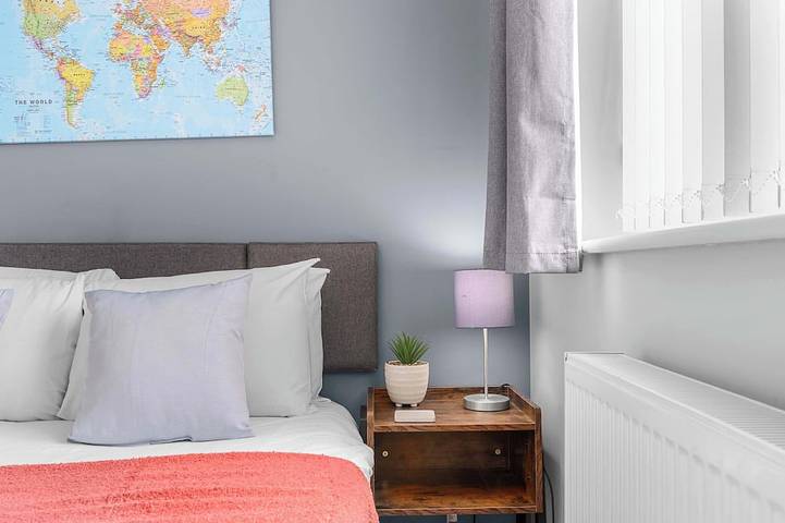 3 Bed Stockport Home | Free Parking in Stockport, Grand Manchester