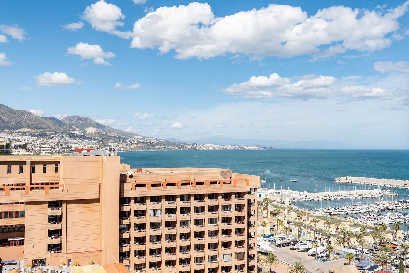 Entire apartment, Apartment 'Apartamento Mar' with Sea Views, Wi-Fi, and Air Conditioning in Fuengirola Centre, Fuengirola