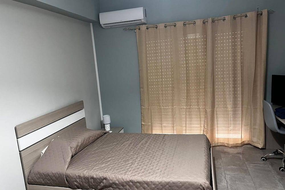 Entire apartment, Holiday Apartment \"Damilhouse 4\" with Balcony & Wi-Fi in Messina, Messina Province