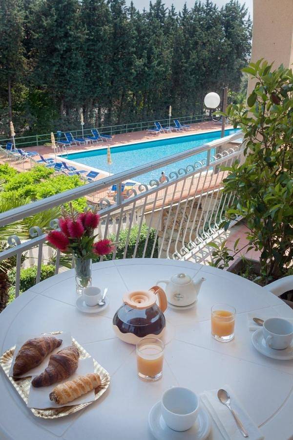 Aparthotel voor 2 personen, with Balkon and Terras as well as Kinderzwembad and Zwembad aan de Riviera di Ponente
