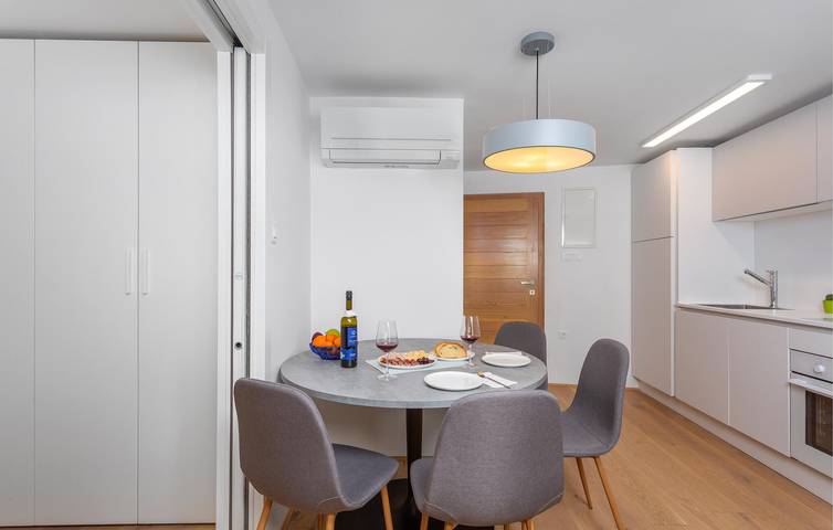 Apartamento vacacional entero, Acogedor apartamento cerca de Vela Plaža con wifi y aparcamiento in Vela plaža, Baska