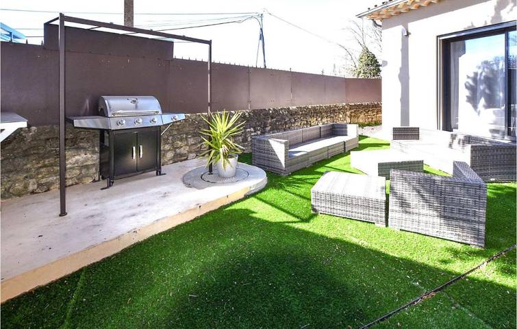 Location de vacances pour 10 personnes, avec piscine et jardin à Colonzelle - 2