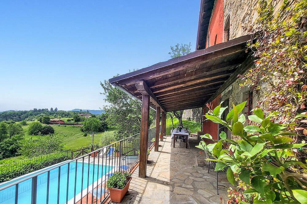 Cottage and house, private pool, hot tub, stunning views. Wifi. Ideal for groups in Castelnuovo di Garfagnana, Garfagnana