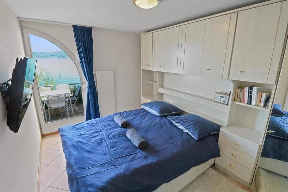 Apartamento entero, The apartment is on the shores of Lake Geneva and close to the train station and the amenities of Sa in Saint-Gingolph, Lago Lemán