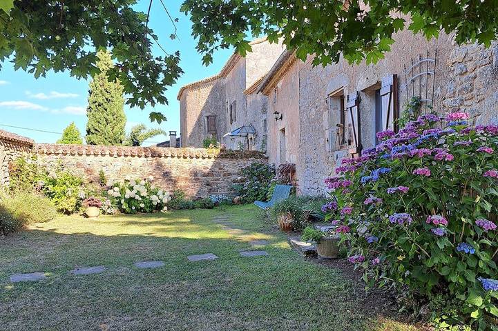 Location de vacances pour 4 personnes, avec jardin à Gavaudun